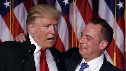 Der designierte US-Präsident Donald Trump und der Parteichef der Republikaner Reince Priebus (r). 