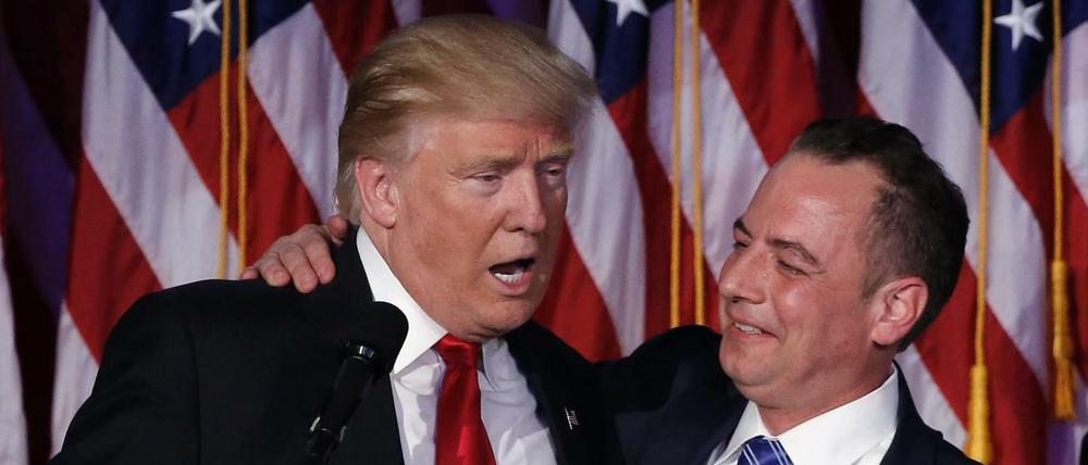 Der designierte US-Präsident Donald Trump und der Parteichef der Republikaner Reince Priebus (r). 