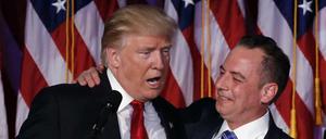 Der designierte US-Präsident Donald Trump und der Parteichef der Republikaner Reince Priebus (r). 