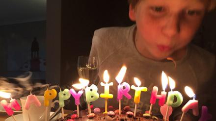 Pustekuchen. Auch ein schönes Ritual beim Kindergeburtstag. 