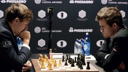 Die volle Dröhnung Schach: Sergej Karjakin (li.) liefert sich ein hartes Duell mit Magnus Carlsen.