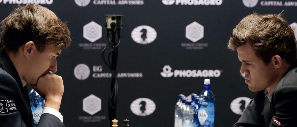 Die volle Dröhnung Schach: Sergej Karjakin (li.) liefert sich ein hartes Duell mit Magnus Carlsen.