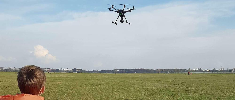 Im Anflug: Yuneek-Drohne, rechts die Transporttasche, die geschultert werden kann.