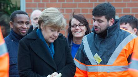 So bunt wie im Ausbildungszentrum der Berliner Verkehrsbetriebe, das die Kanzlerin 2014 besuchte, geht es in ihrer Partei noch nicht zu. Auch die Koalitionspartnerin SPD hinkt hinterher. 