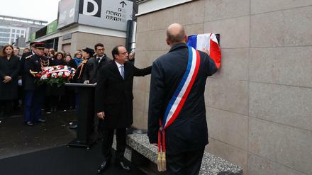 Gedenken an die Opfer des Terrors von Paris: Präsident Holland (Mitte) am Stade de France