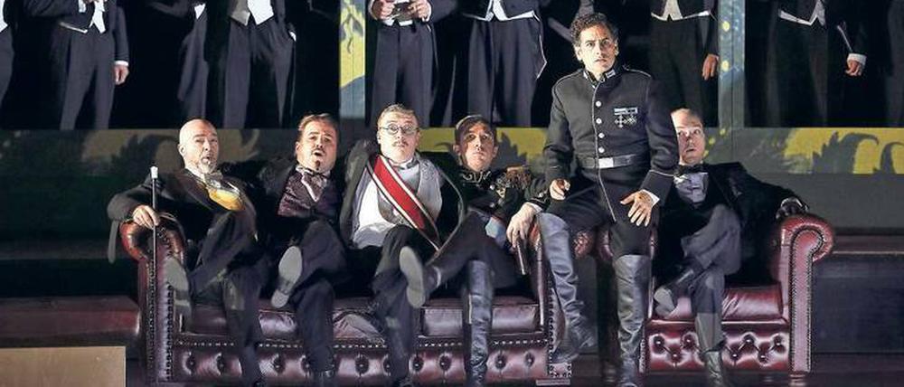 Juan Diego Florez als Raoul von Nangis (vorne rechts)