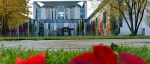 Herbst der großen Koalition: Rot und grün vor Angela Merkels Kanzleramt. In aktuellen Umfragen gibt es viele Wünsche - die meisten wollen 2017 wieder eine "GroKo".