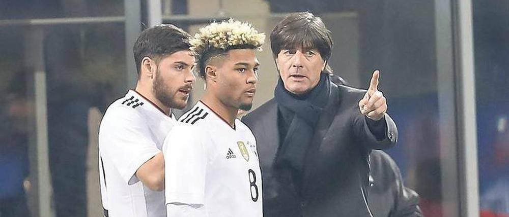 Dort anstellen, bitte. Bundestrainer Joachim Löw setzt beständig junge Spieler ein, hier Kevin Volland (links) und Serge Gnabry. Foto: Imago