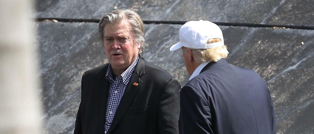 Steve Bannon (links) und Donald Trump am Rande einer Wahlkampfveranstaltung