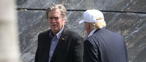 Steve Bannon (links) und Donald Trump am Rande einer Wahlkampfveranstaltung 
