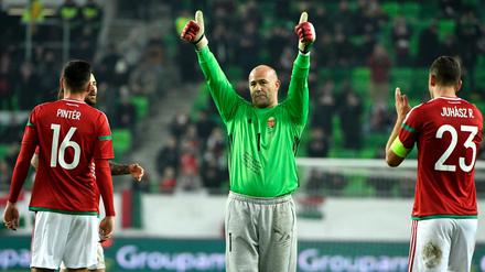 Daumen hoch: Der treue Jogginghosenträger Gabor Kiraly machte am Dienstag gegen Schweden sein letztes Länderspiel.