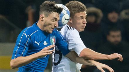 Augen zu und durch. Deutschlands Joshua Kimmich (rechts) im Duell mit Italiens Matteo Darmian.