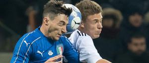 Augen zu und durch. Deutschlands Joshua Kimmich (rechts) im Duell mit Italiens Matteo Darmian.