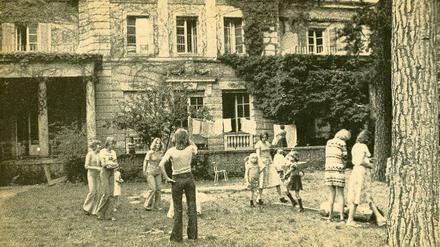 Zufluchtsort. Im November 1976 war Eröffnung. Im Haus, das für 70 Frauen und Kinder ausgelegt war, lebten bald bis zu 150.