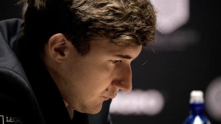 Vorteil weiß? Nein, hat Herausforderer Karjakin nichts genützt in Partie vier. 