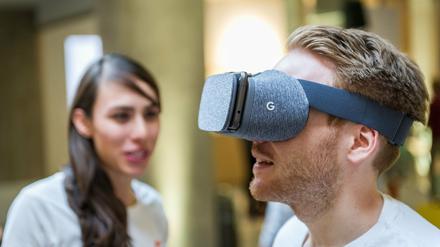 Googles VR-Brille Daydream View (69 Euro, benötigt Smartphone Pixel oder Pixel XL) ist aus sehr leichten Materialien gefertigt und wird über eine kleine Fernbedienung gesteuert.
