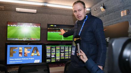 Vorsprung durch Technik. Johannes Holzmueller (Leiter der Fifa-Abteilung Technologie-Innovation) im Videoraum im Videoraum des Anbieters Hawk-Eye. 