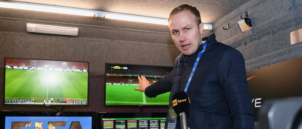 Vorsprung durch Technik. Johannes Holzmueller (Leiter der Fifa-Abteilung Technologie-Innovation) im Videoraum im Videoraum des Anbieters Hawk-Eye.