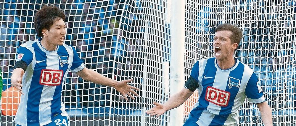 Valentin Stocker (re.) von Hertha BSC wird gegen Augsburg vermutlich wieder in der Startelf stehen. 
