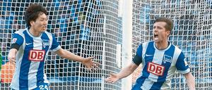 Valentin Stocker (re.) von Hertha BSC wird gegen Augsburg vermutlich wieder in der Startelf stehen. 