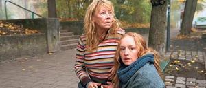 Von vorne. Irene (Jutta Hoffmann, links) wird von ihrer Tochter Nadja (Brigitte Hobmeier) gefunden und versorgt, nachdem Irene wochenlang verschwunden war.