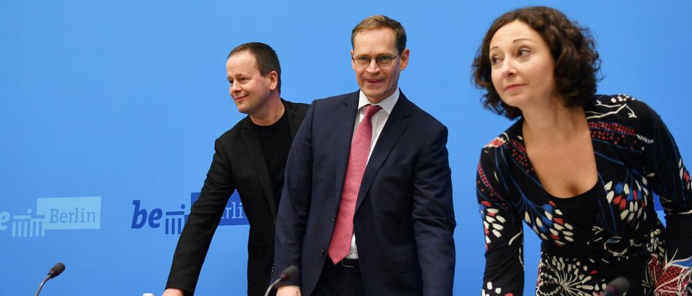 Der Landesvorsitzende der Linken, Klaus Lederer (l-r), der Regierende Bürgermeister Michael Müller (SPD) und die Fraktionschefin der Grünen, Ramona Pop.