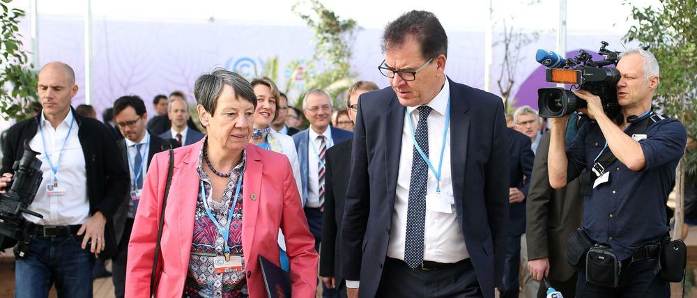 Umweltministerin Barbara Hendricks (vorne, SPD) und Entwicklungsminister Gerd Müller (r, CSU) nehmen an der UN Klimakonferenz COP22 in Marrakesch, Marokko, teil.