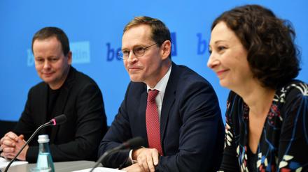 Der Landesvorsitzende der Linken, Klaus Lederer (l-r), der Regierende Bürgermeister Michael Müller (SPD) und die Fraktionschefin der Grünen, Ramona Pop, beantworten am 16.10.2016 im Roten Rathaus in Berlin nach den Koalitionsverhandlungen zwischen SPD, Linken und Grünen in einer Pressekonferenz Fragen von Journalisten zu den Verhandlungsergebnissen.