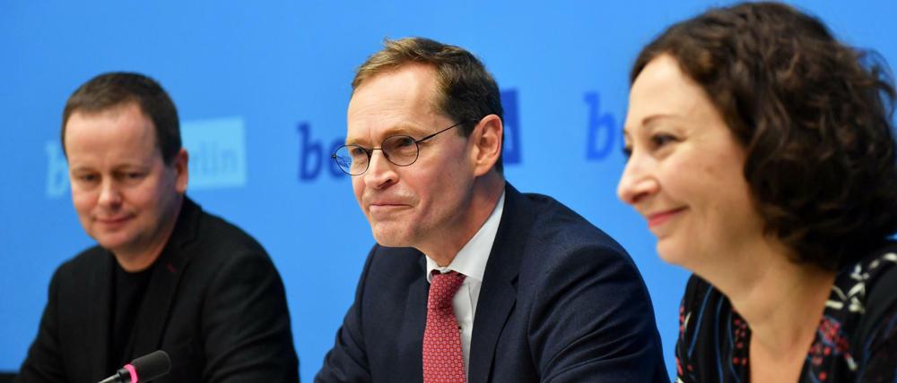 Der Landesvorsitzende der Linken, Klaus Lederer (l-r), der Regierende Bürgermeister Michael Müller (SPD) und die Fraktionschefin der Grünen, Ramona Pop, beantworten am 16.10.2016 im Roten Rathaus in Berlin nach den Koalitionsverhandlungen zwischen SPD, Linken und Grünen in einer Pressekonferenz Fragen von Journalisten zu den Verhandlungsergebnissen.