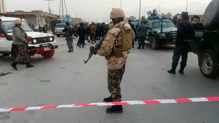 Afghanische Sicherheitskräfte vor der schiitischen Moschee in Kabul. 
