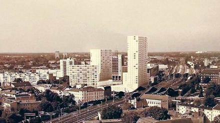 Die wahre City West. An der ICE-Trasse entsteht ein 80-Meter-Turm, die anderen sind etwas kleiner. Ganz rechts ist das Rathaus zu sehen (ebenfalls 80 Meter).