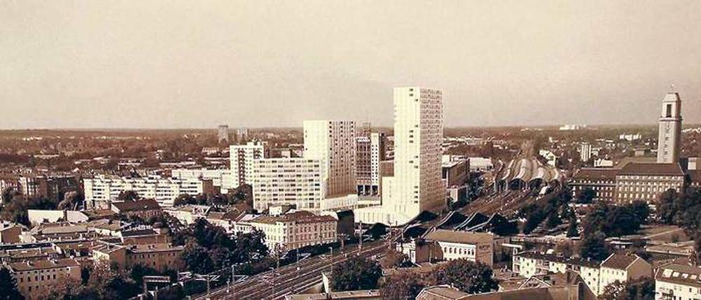 Die wahre City West. An der ICE-Trasse entsteht ein 80-Meter-Turm, die anderen sind etwas kleiner. Ganz rechts ist das Rathaus zu sehen (ebenfalls 80 Meter).