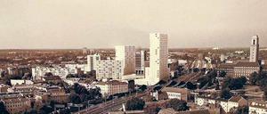 Die wahre City West. An der ICE-Trasse entsteht ein 80-Meter-Turm, die anderen sind etwas kleiner. Ganz rechts ist das Rathaus zu sehen (ebenfalls 80 Meter).