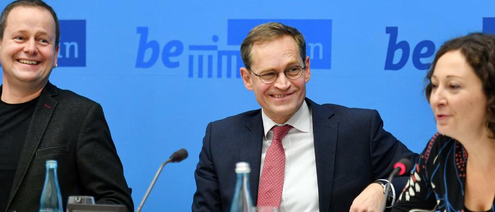 Es ist vollbracht: Der Landesvorsitzende der Linken, Klaus Lederer (l-r), der Regierende Bürgermeister Michael Müller (SPD) und die Fraktionschefin der Grünen, Ramona Pop