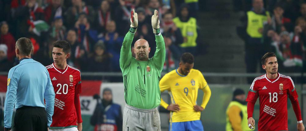 Das war es - international. Gabor Kiraly verlässt den Platz beim Spiel Ungarn gegen Schweden. 