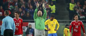 Das war es - international. Gabor Kiraly verlässt den Platz beim Spiel Ungarn gegen Schweden. 