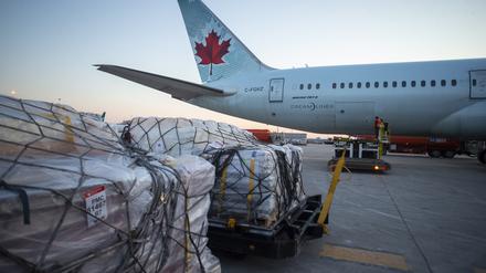 Auf dem Pearson-Flughafen in Toronto, Kanada, wird ein Flugzeug mit Hilfsgütern beladen.