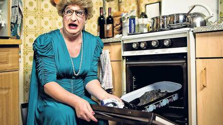 Gans oder Brikett? Ades Zabel als verkrachte Hausfrau Edith Schröder in der Trash-Komödie „Ediths Glocken“.