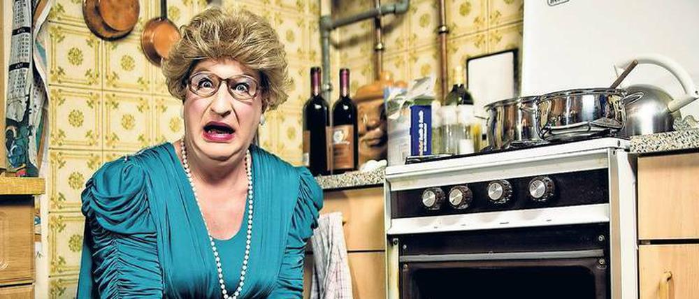 Gans oder Brikett? Ades Zabel als verkrachte Hausfrau Edith Schröder in der Trash-Komödie „Ediths Glocken“.