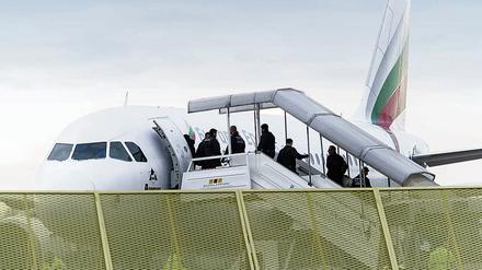 Abgelehnte Asylbewerber 2014 am Baden-Airport in Rheinmünster (Baden-Württemberg) im Rahmen einer landesweiten Sammelabschiebung.