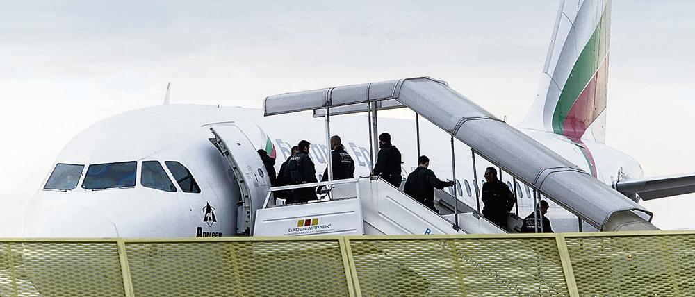 Abgelehnte Asylbewerber 2014 am Baden-Airport in Rheinmünster (Baden-Württemberg) im Rahmen einer landesweiten Sammelabschiebung.