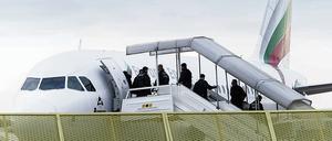 Abgelehnte Asylbewerber 2014 am Baden-Airport in Rheinmünster (Baden-Württemberg) im Rahmen einer landesweiten Sammelabschiebung.