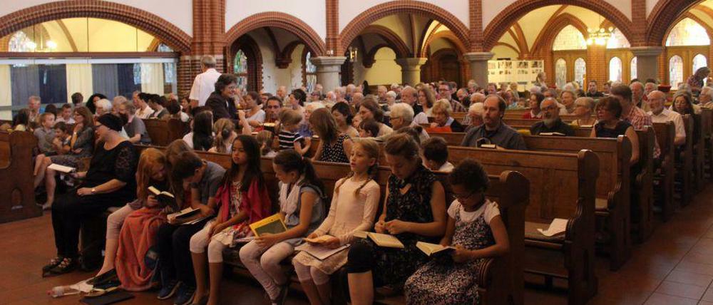 Rund 650.000 Protestanten in Berlin, Brandenburg und Ostsachsen sind in dieser Adventszeit zur Wahl ihrer Gemeindeleitungen aufgerufen. Gewählt wird in insgesamt 317 Gemeinden, die alle drei Jahre neue Kirchenälteste bestimmen und so die Hälfte des Gremiums neu besetzen (hier eine Andacht in der Pauluskirche in Zehlendorf)