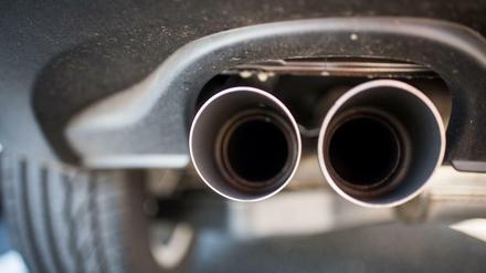 Neue Autos verbrauchen im Schnitt 42 Prozent mehr Sprit, als die Hersteller im Prospekt angeben. Das zeigt eine neue Studie von Umweltforschern. 