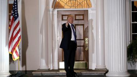 Säulen und die Stars and Stripes: Donald Trump übt schon mal für das Weiße Haus. 