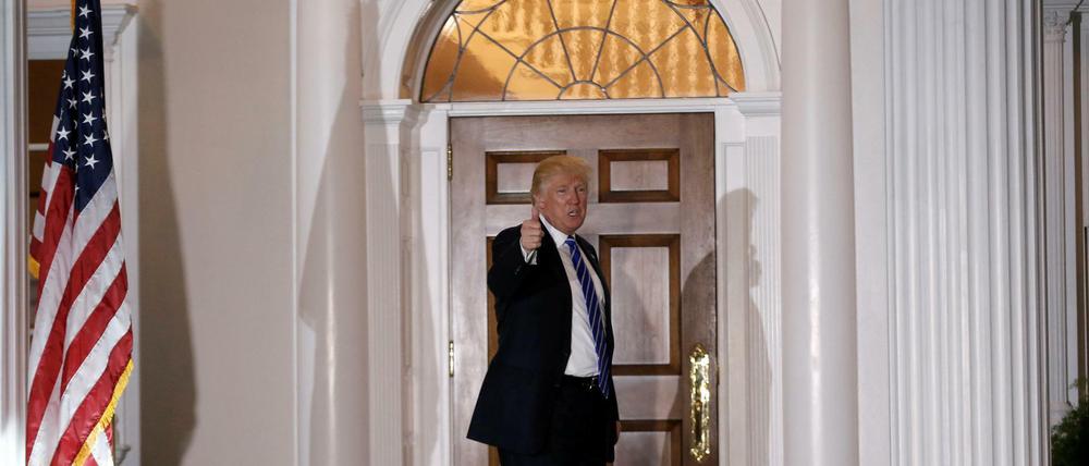 Säulen und die Stars and Stripes: Donald Trump übt schon mal für das Weiße Haus.