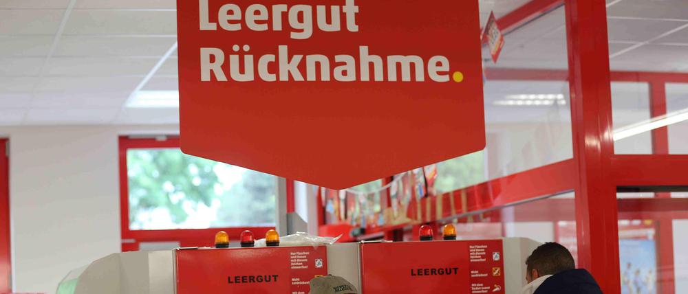 Eine Leergut-Annahmestelle. 