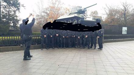 Vor dem Panzer am Sowjetischen Ehrenmal fotografierten sich die Beamten. Einem passte nicht, dass es einen zweiten Fotografen gab. 