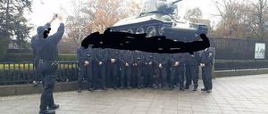 Vor dem Panzer am Sowjetischen Ehrenmal fotografierten sich die Beamten. Einem passte nicht, dass es einen zweiten Fotografen gab. 