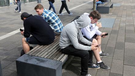 Jugendliche daddeln mit ihren Smartphones rum.